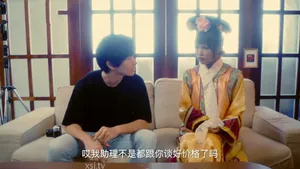 ông chồng nhu nhược nhìn vợ cùng tiền bối chụp ảnh khỏa thân