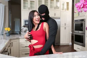 Dùng tiền mua dâm cô bạn gái vú bự đang đón xe buýt