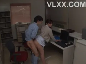 Bắt quả tang em gái vừa xem sex vừa móc